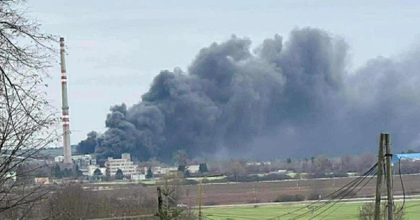 Pozar vypukol v areali byvaleho zavodu Bukoza v Hencovciach
