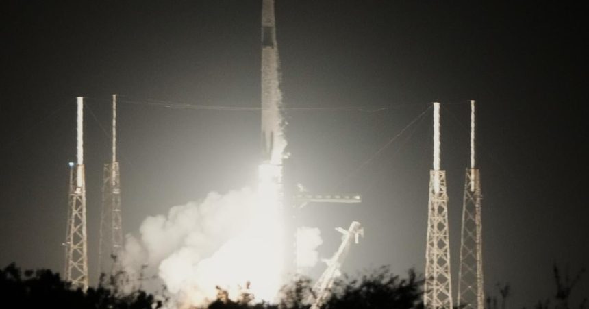 Raketa Crew Dragon na palube su Americania Francuzska a Rus