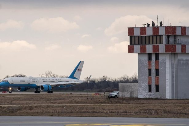 Rubio pristal na Air Force Three Kolona mala 19 vozidiel okoli palaca uzavreli