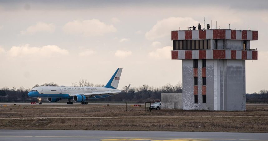Rubio pristal na Air Force Three Kolona mala 19 vozidiel okoli palaca uzavreli
