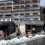 Svajciarsko Majitelia baru v Crans Montane vyjadrili zamestnancom podporu listom