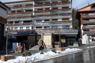 Svajciarsko Majitelia baru v Crans Montane vyjadrili zamestnancom podporu listom