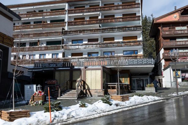 Svajciarsko Majitelia baru v Crans Montane vyjadrili zamestnancom podporu listom