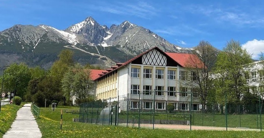 VYSOKE TATRY V pripade odvolania riaditelky ZS v Tatranskej Lomnici boli kazdemu poskytnute dokumenty na ktore mam zo zakona opravnenie Korzar Spis a Gemer SME