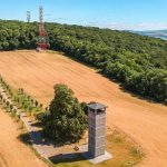 Vysadili ju na pocest cisara neskor na tradiciu nadviazali miestni najkrajsia alej je na Zahori