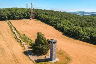 Vysadili ju na pocest cisara neskor na tradiciu nadviazali miestni najkrajsia alej je na Zahori