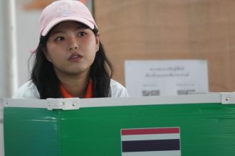 parlamentne volby sa zacali pozorovatelia oakavaju tesny vysledok