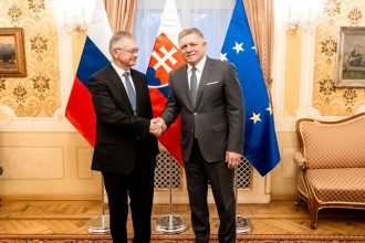 premier sa stretol s novym ruskym velvyslancom a zdovraznil vyznam dialogu