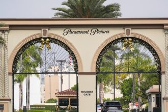 spolocnost warner bros uzavrela zmluvu o prevzati so skupinou paramount