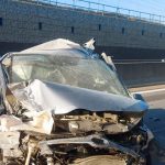 zdemolovane aut poskodena protihlukova stena vodic osobneho auta bol pri naraze vonku