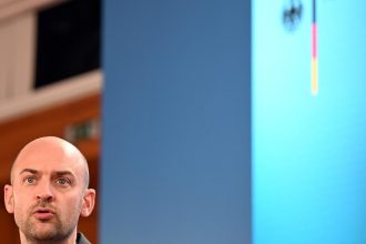 Barrot odmieta ze Francuzsko zrusilo pozvanie Juhoafrickej republiky na samit G7 kvoli natlaku USA