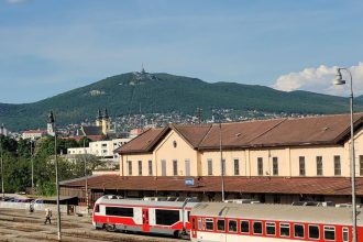 Cestujucich vo vlakoch cakaju dalsie obmedzenia do hlavneho mesta sa bez prestupov nedostanu