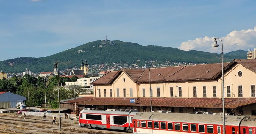 Cestujucich vo vlakoch cakaju dalsie obmedzenia do hlavneho mesta sa bez prestupov nedostanu