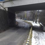 Cyklista narazil do boku auta ktere ho obiehalo a zranil sa Sud potrestal vodica