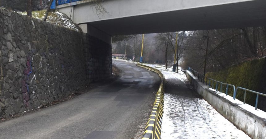 Cyklista narazil do boku auta ktere ho obiehalo a zranil sa Sud potrestal vodica