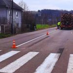 Dietat na priechode zrazilo nakladne auto nalozene drevom Previezli ho do nemocnice vrtulnikom