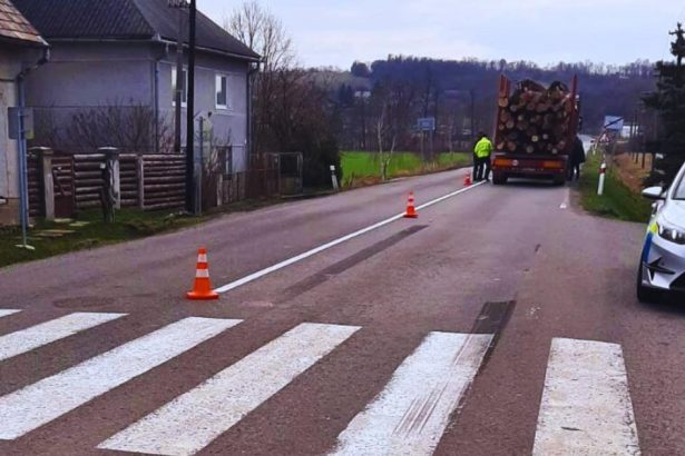 Dietat na priechode zrazilo nakladne auto nalozene drevom Previezli ho do nemocnice vrtulnikom