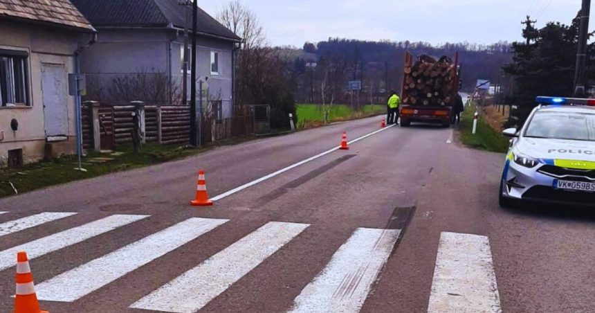 Dietat na priechode zrazilo nakladne auto nalozene drevom Previezli ho do nemocnice vrtulnikom