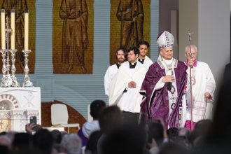 Konflikty su dosledkom uctievania moci a penazi vyhlasil papez