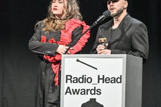 Liska z kapely Fallgrapp Neckal som ze cele odovzdavanie Radiohlav stiahnu a cenzuruju