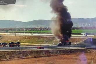 Na dialnici D4 smerom do Rakuska hori nakladne auto premavka je obmedzena