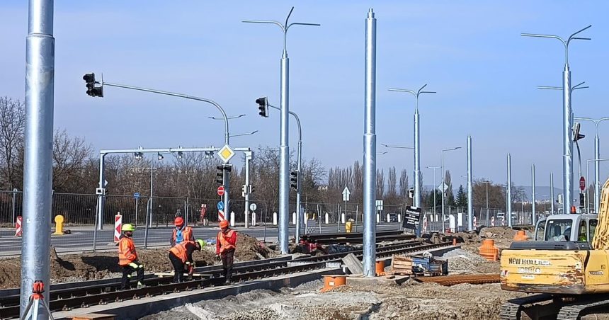 Na modernizovanej trati otvori prvy novy kolajovy prejazd Zacne sa crtat aj budovany terminal