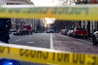 Okolie Bieleho domu uzavreli po naraze dodavky do bezpecnostnej zatarasy