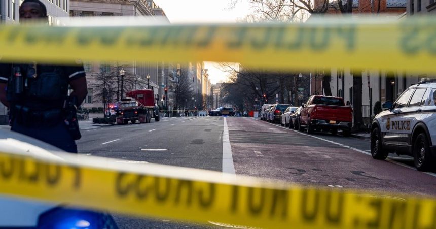 Okolie Bieleho domu uzavreli po naraze dodavky do bezpecnostnej zatarasy