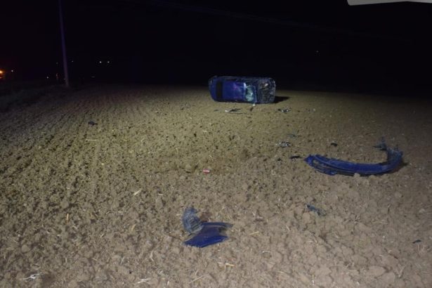 Plechy roztrusene po poli auto sa po naraze do znacky viackrat prevratilo