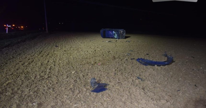 Plechy roztrusene po poli auto sa po naraze do znacky viackrat prevratilo
