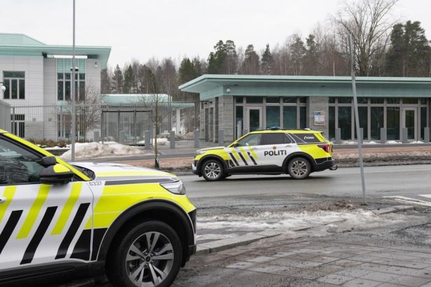 Po utoku na americku ambasadu v Osle zadrzali matku s tromi synmi