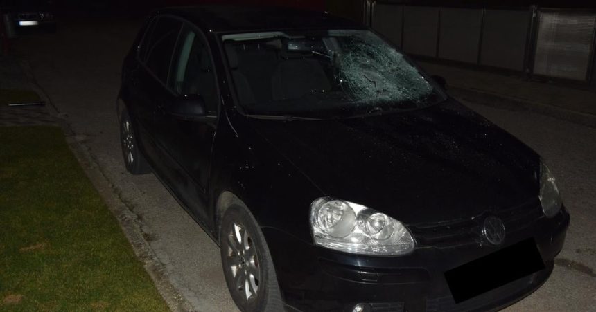 Policajti vysetruju incident v Zabokrekoch nad Nitrou Opity muz rozbil auto a napadol seniora