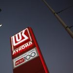 Rusky ropny koncern Lukoil sa v minulom roku dostal do straty