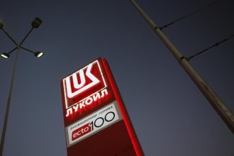 Rusky ropny koncern Lukoil sa v minulom roku dostal do straty