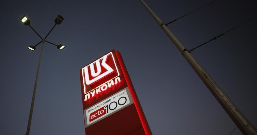 Rusky ropny koncern Lukoil sa v minulom roku dostal do straty