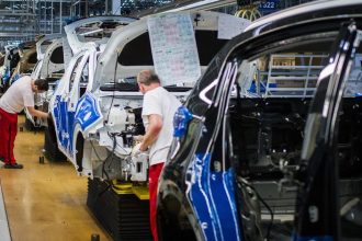 Situacia sa vyostruje odborari v automobilke Kia hrozia strajkom K vyplate ziadaju o 250 eur navyse