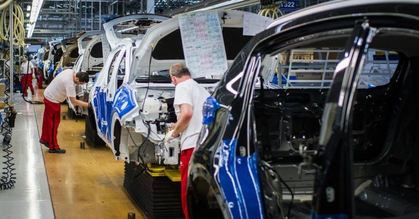 Situacia sa vyostruje odborari v automobilke Kia hrozia strajkom K vyplate ziadaju o 250 eur navyse