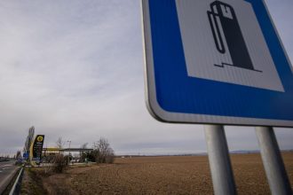 Slovaci tankuju piaty najlacnejsi benzin aj naftu v Europe