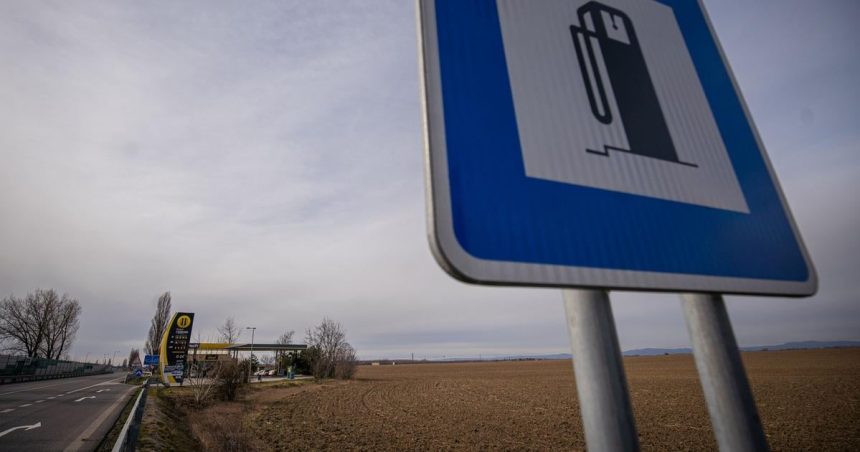Slovaci tankuju piaty najlacnejsi benzin aj naftu v Europe