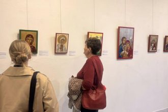 Topolcianska galeria predstavuje ikonopisnu tvorbu troch autorov sucastou vystavy je premietanie filmu