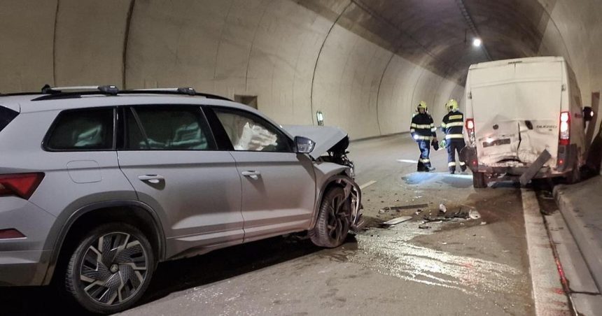Tunel Visnove bol docasne uzatvoreny Osobne auto sa zrazilo s dodavkou