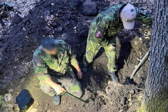 V obci zasahovali pyrotechnici V zemi objavili 180 stale funkcnych min