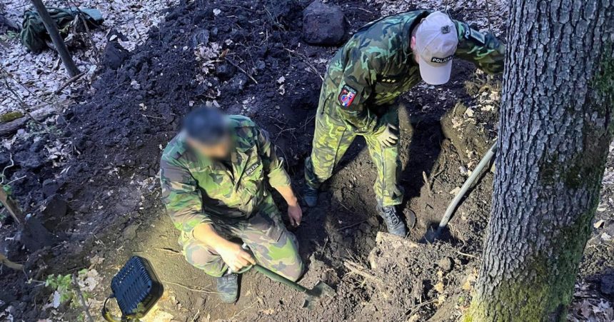 V obci zasahovali pyrotechnici V zemi objavili 180 stale funkcnych min