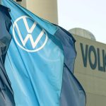 Zisk skupiny Volkswagen vlani klesol takmer o polovicu