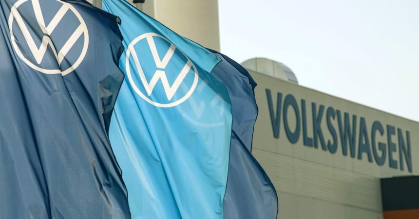 Zisk skupiny Volkswagen vlani klesol takmer o polovicu