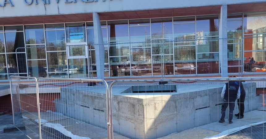 Znama kulturalna pamiatka ziskala novy vzhlad Pribudli velke trojuholniky ktore maju zabranit prehrievaniu vody