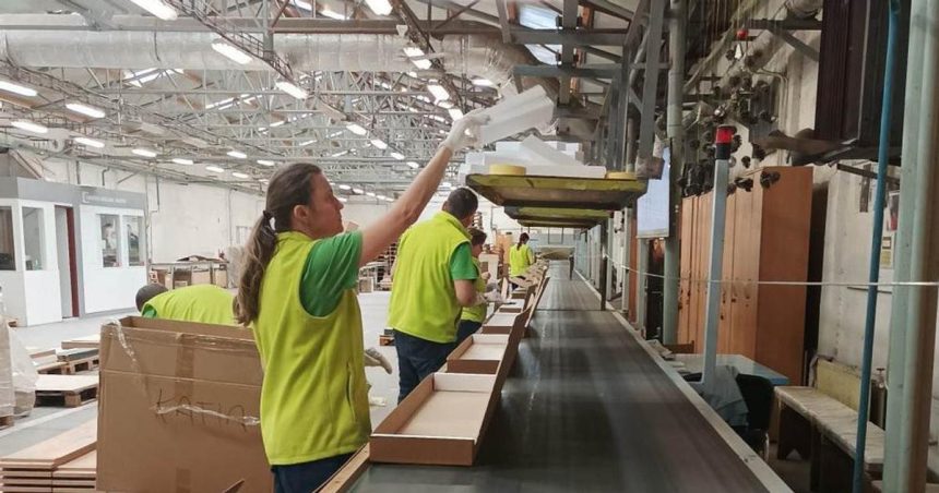 Znamy slovensky vyrobca nabytku prechadza restrukturalizaciou Dlhy presahuju pol miliona firma hovori o tlaku medii