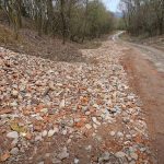 pri koseci niekto vyhodil na cestu stavebny odpad odpracte si to vyzyva starosta