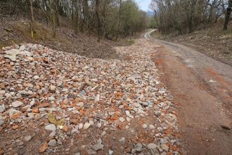 pri koseci niekto vyhodil na cestu stavebny odpad odpracte si to vyzyva starosta