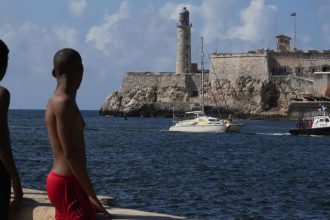 stratene plachetnice s humanitarnou pomocou dorazili na kubu